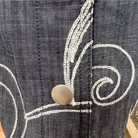 CHICOS LONG SLEEVE BOTTOM SHIRT OR JACKET SIZE 2. - Picture 15 of 16